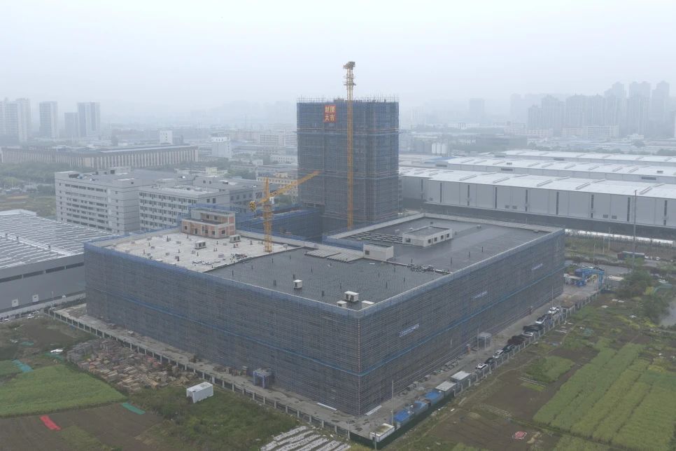 1752563542797938.jpg 智能中央廚房項目主體結(jié)構順利完成封頂.jpg